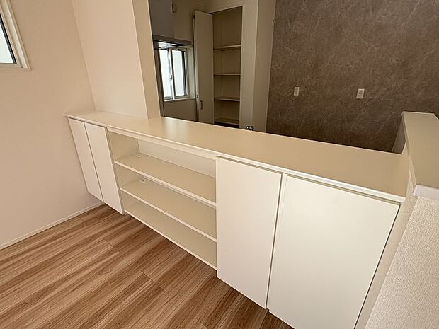 【カウンターキッチン収納】 カウンター下が収納になっていてリビング内の細かな物も整理整頓して収納できます。