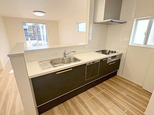 【システムキッチン】 スライド収納にはゴールドバーがおしゃれです。