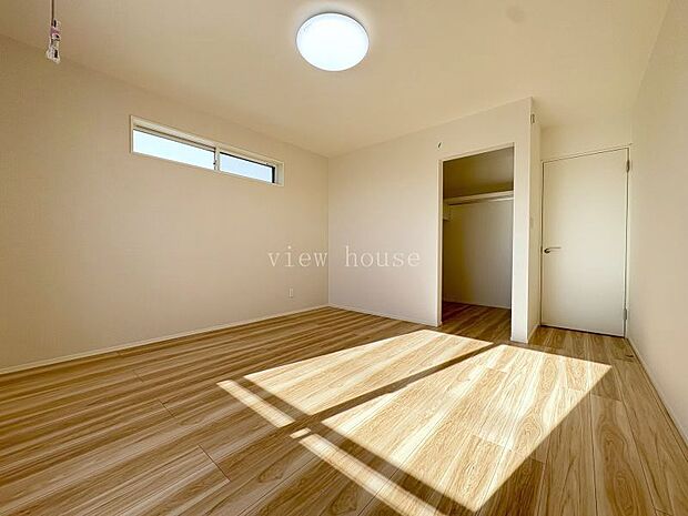 【主寝室８．５帖】 WIC付き♪窓も高めに設置されていてベットも置きやすいです。