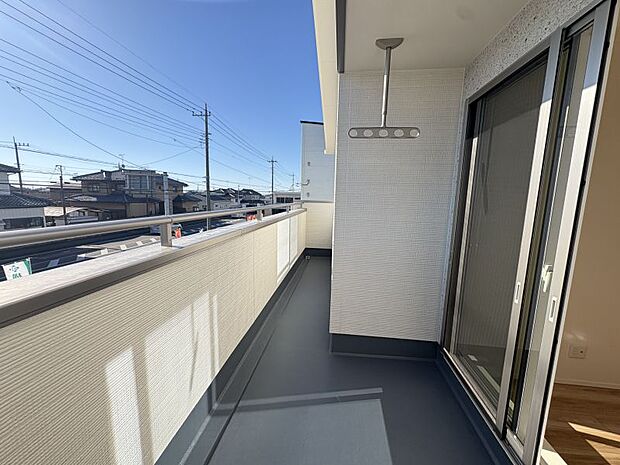 【ワイドバルコニー】 お布団やお洗濯ものもたくさん干せます。