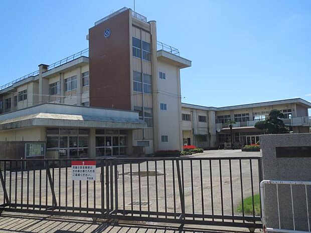 結城市立結城西小学校 650m本校の教育目標は、「夢をもち、目標に向かって挑戦し続ける子どもを育てる〜一人一人を大切に〜」です。
