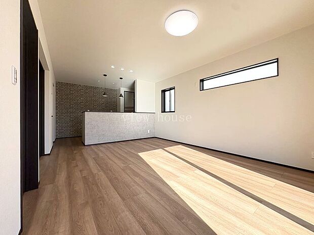 【ＬＤＫ１５．７帖】 高めの窓で家具や家電も設置しやすいです♪