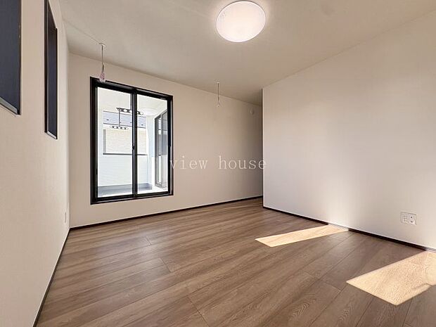 【主寝室７帖】 ２．２帖のWIC付き！バルコニーに面したお布団なども干しやすい主寝室です☆