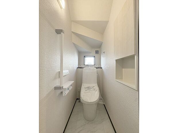 【１階トイレ】 温水洗浄便座付き♪埋め込み式収納もついていて便利♪