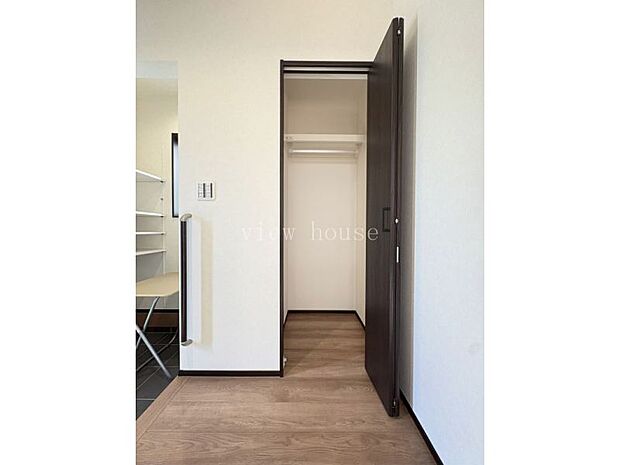 【玄関収納】 ハンガーポール付きでコートもかけられて便利♪