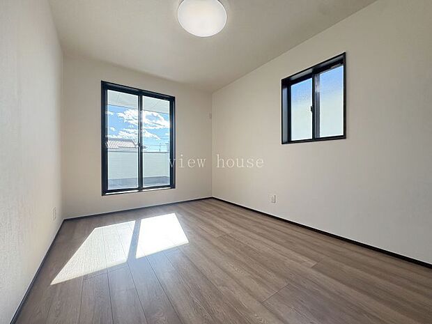 【洋室６帖】 バルコニーに面した南向き明るいお部屋♪