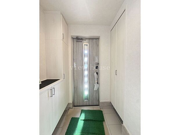 【玄関】 入って左側はSIC、扉付きでスッキリできます