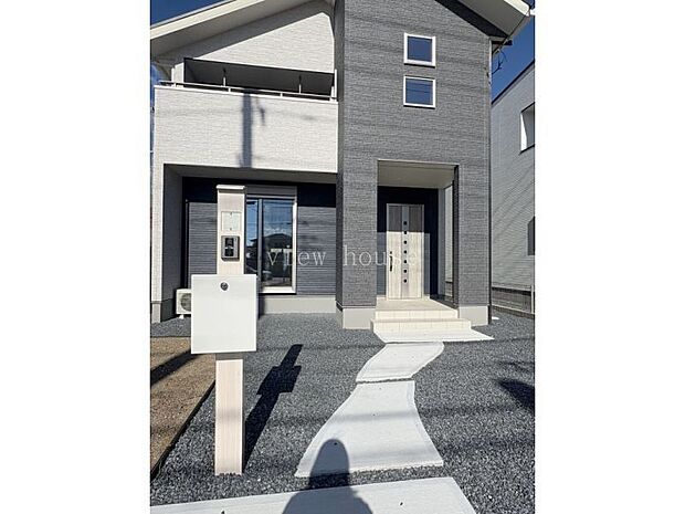 【玄関】 機能門柱付き♪玄関アプローチがおしゃれです。