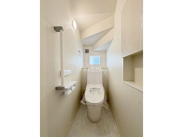 【１階トイレ】 埋め込み式収納付き♪何かと物の多いトイレもすっきりできます。