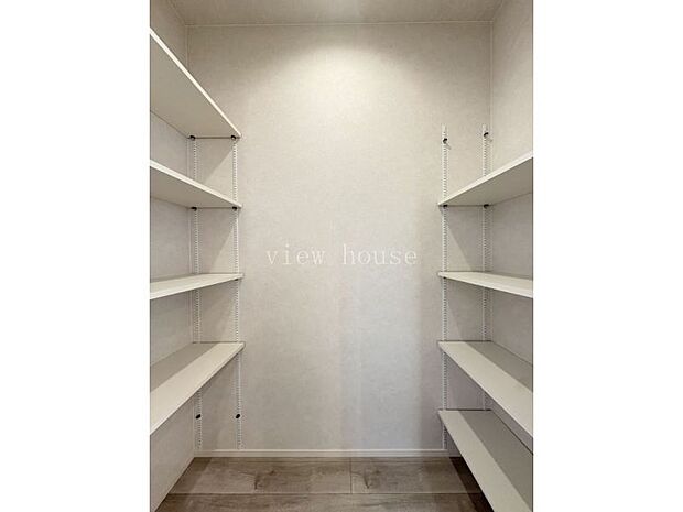 【パントリー】 両側可動棚でたっぷり収納可能！