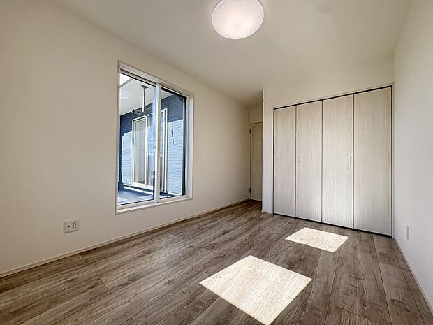 【洋室６．５帖】 こちらからもバルコニーの行き来が可能です♪