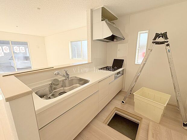 【システムキッチン】 スライド収納付きで使い勝手の良いキッチンです。