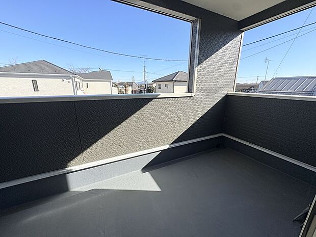 【インナーバルコニー】 屋根付きなので、急な雨でもお洗濯ものも安心です。