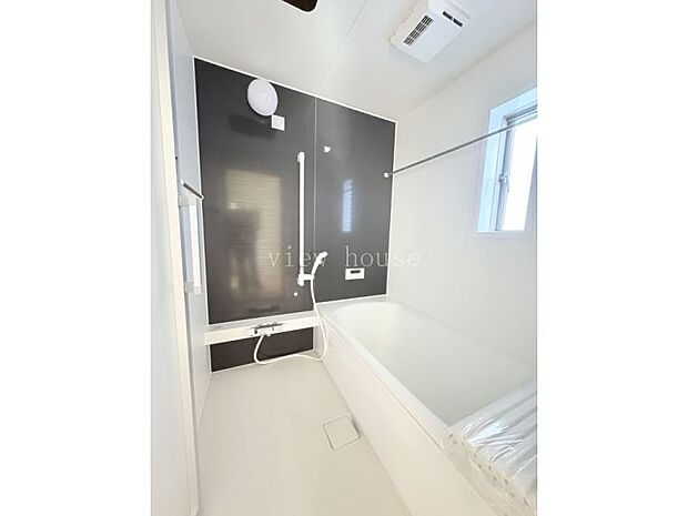 【浴室】 浴室暖房乾燥機能付きで雨の日でもお洗濯ものが干せます。