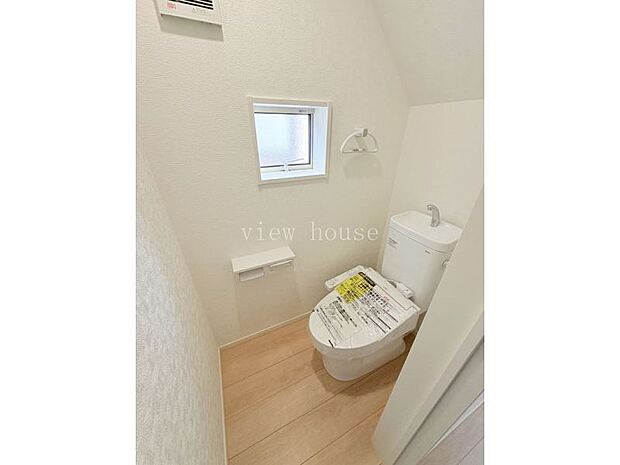 【１階トイレ】 温水洗浄便座付きでいつでも快適に御利用いただけます。