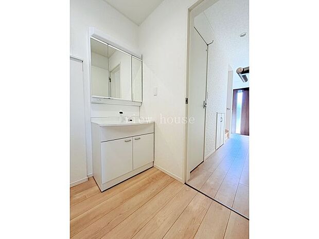 【洗面】 玄関からまっすぐ来られます。リビングに行き前に手洗いの習慣もつきそうですね♪