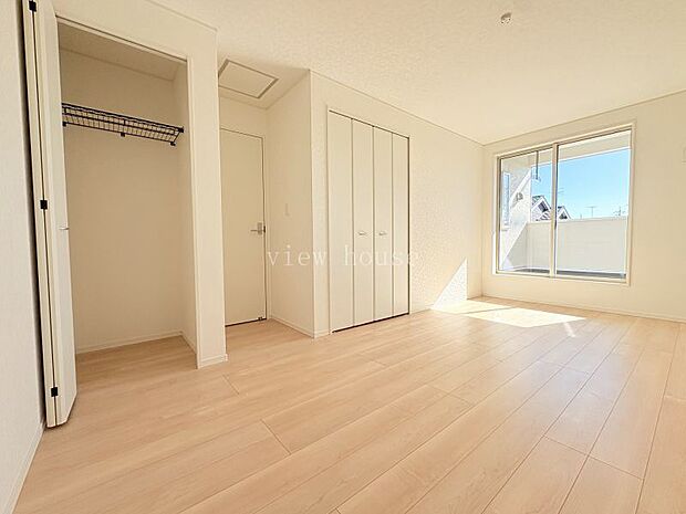 【洋室８．７帖】 収納２つ付きでご夫婦で分けて使うことも可能です！