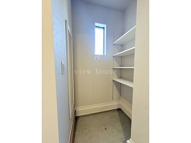 【シューズインクローク】 あると便利な姿見付き!お出かけ前の身だしなみチェックも可能