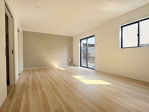 【LDK18.4帖】 アクセントクロスもおしゃれでお友達も呼びたくなるリビング♪縦型リビングは家具や家電も設置しやすいです。