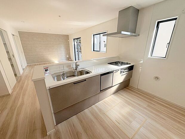 【システムキッチン】 シンプルな落ち着きのある色のキッチン♪カウンタータイプなので、お子様がいてもリビングの様子も見ながらお料理できます。