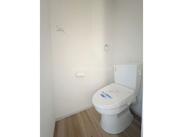 【1階トイレ】 シンプルなので、自分でDIYしてお好きにアレンジも楽しめそうです♪