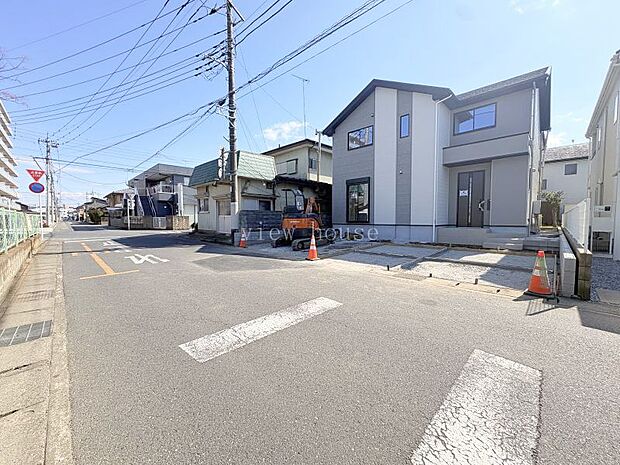 【駐車スペース】 広々6m道路に面していて駐車もラクラク♪