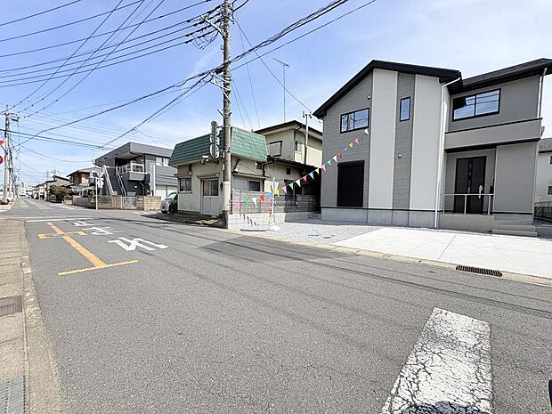 【駐車スペース】 広々6m道路に面していて駐車もラクラク♪