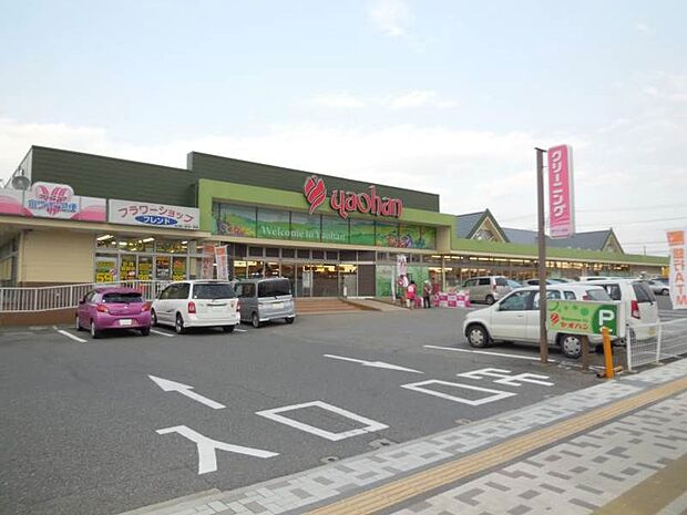 ヤオハン城東店 550mCGCグループで品揃え豊富！営業時間は９：００から２１：００　百円ショップミーツもあります。