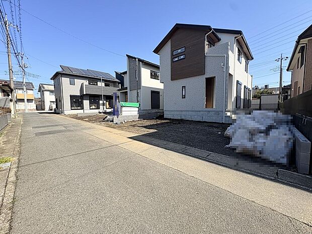 【4号棟】西側前面道路に面した駐車スペース並列3台可能です。