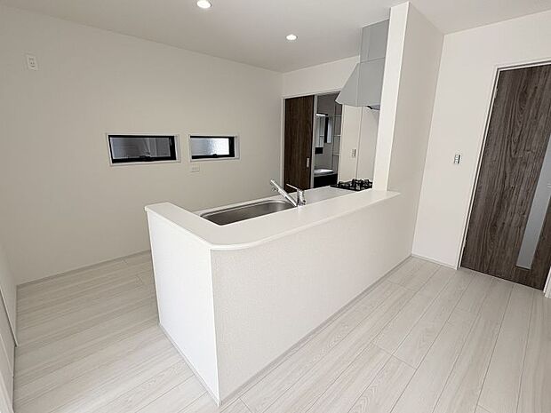 【カウンターキッチン】 リビングの様子も見やすいカウンターキッチン♪