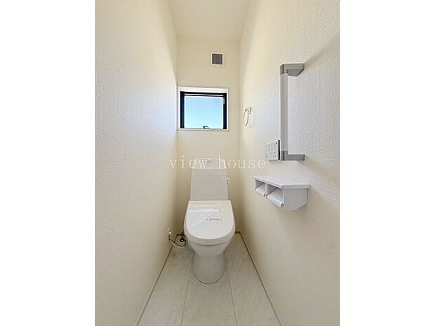 【1階トイレ】 窓付きで換気も可能♪