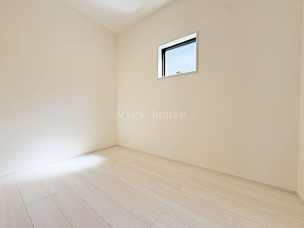 【2階ストレージルーム】 季節もののお布団や家電などの収納に便利♪