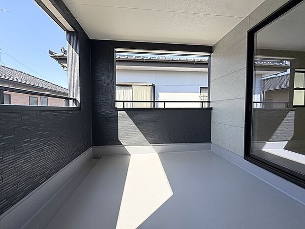 【インナーバルコニー】 2部屋からの出入りが可能です♪