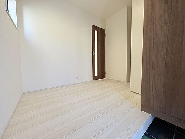 【玄関】 玄関ホール広めです♪靴の脱ぎ履きもラクラク♪