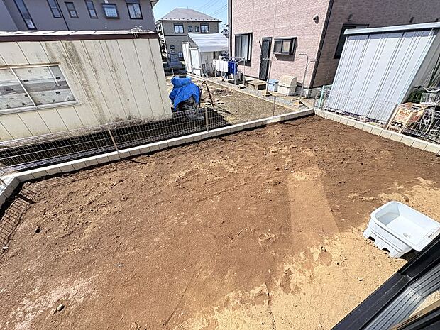 【お庭】 ガーデニングや道路に面してないので、お子様の遊び場にも安心♪