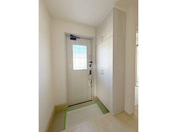 【玄関】 玄関に靴を置かずに済む玄関収納付き♪