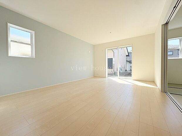 【LDK16帖】 爽やかな色のアクセントクロスがおしゃれなリビング