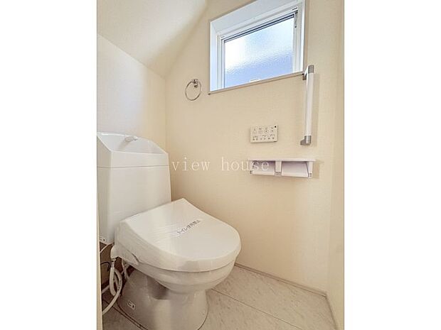 【1階トイレ】 高めの窓なので、換気していても安心♪