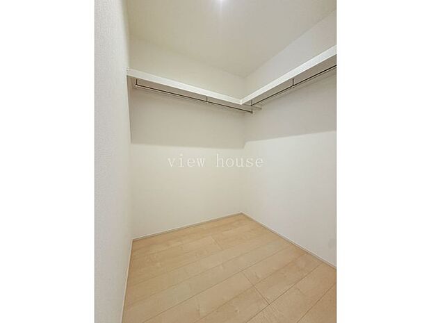 【ウォークインクローゼット】 季節の衣替えの心配もない大容量収納♪