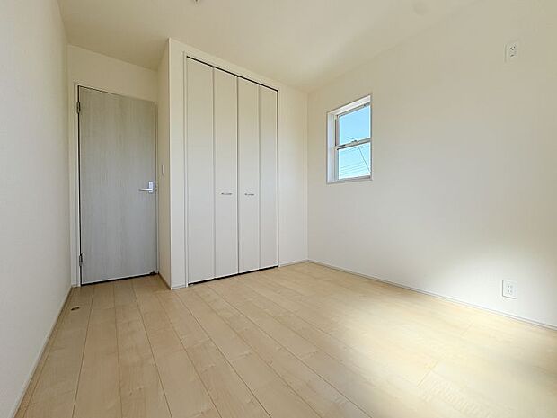 【洋室5.2帖】 クローゼット付きのお部屋でお部屋スッキリ過ごせます♪
