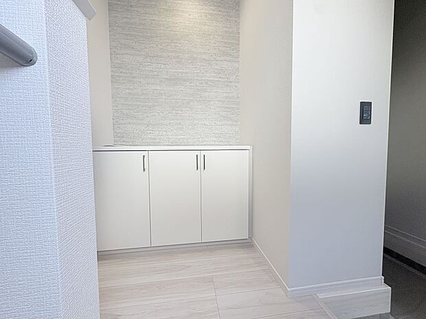 【玄関収納】 室内側にあるので、靴の出し入れもしやすく便利♪