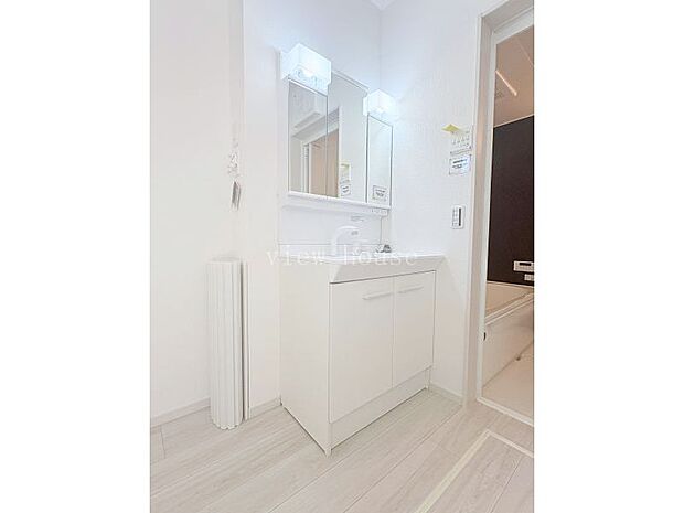 【洗面】 三面鏡タイプは化粧品など細かな物の収納も可能です。