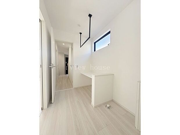 洗面、洗濯機置き場横にランドリースペース♪ ちょっとした物干しや畳んだりもできるカウンター付