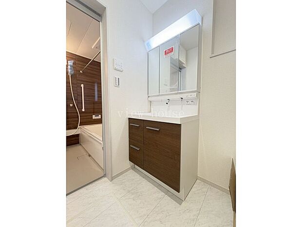 【洗面】 三面鏡付きで化粧品など細かなものも収納可能♪