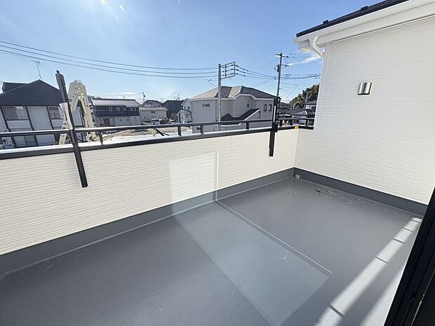 【バルコニー】 お洗濯ものも良く乾きそうな南に面したバルコニー♪