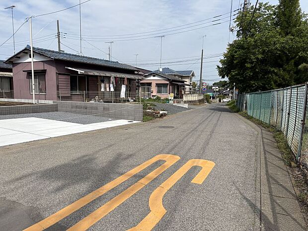 南側道路約5.7ｍ 周辺は交通量が落ち着いた閑静な住宅街で、小さなお子様の通学も安心♪