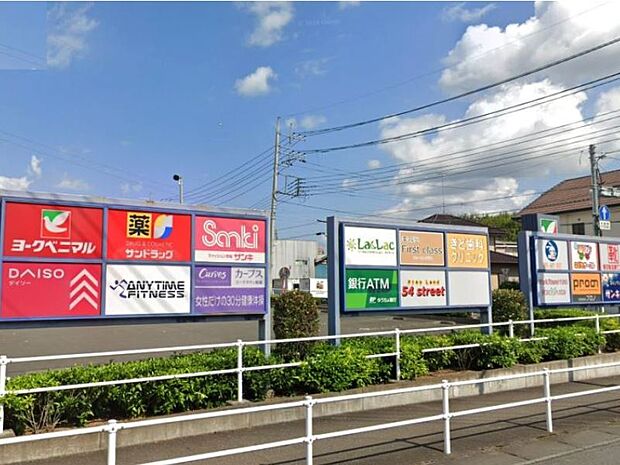 ヨークタウン・アクロスプラザ結城 1580mドラックストア、100円ショップ、ATM、衣料品や子供用品店、靴屋など欲しいものが揃うショッピングタウンです。