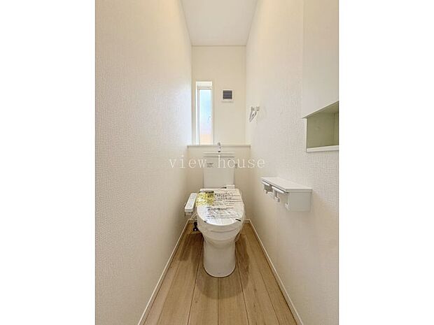【１階トイレ】 埋め込み式収納もついていてなにかと物のあるトイレもスッキリできます。