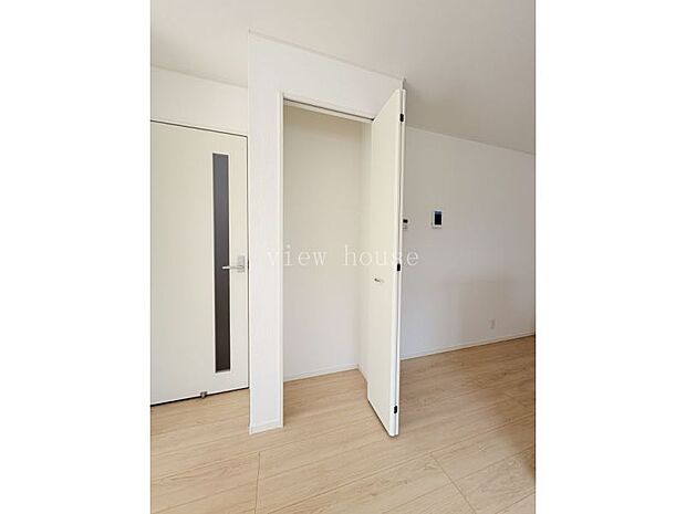 【リビング収納】 浅めの収納ですが棚を設置すればすっきり収納できそうです。