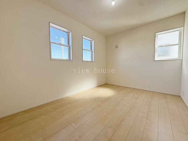 【洋室６帖】 北側のお部屋ですが２面採光風通しもバッチリです。